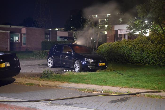 Auto en kliko in brand gestoken