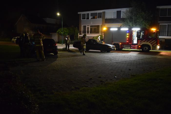 Auto en kliko in brand gestoken