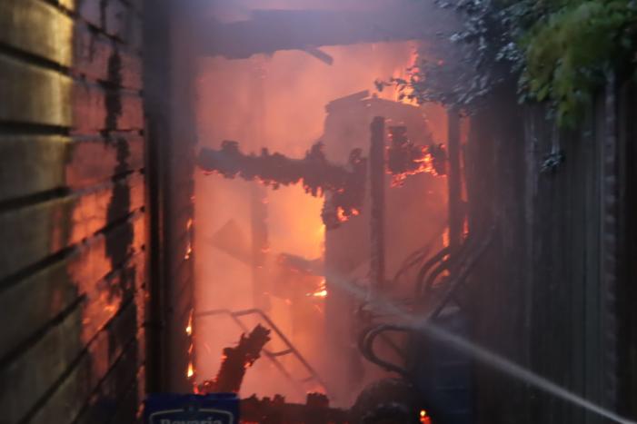 Drie schuren door brand verwoest