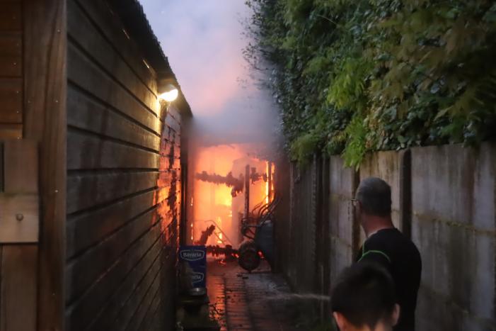 Drie schuren door brand verwoest