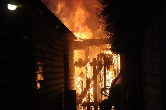 Drie schuren door brand verwoest