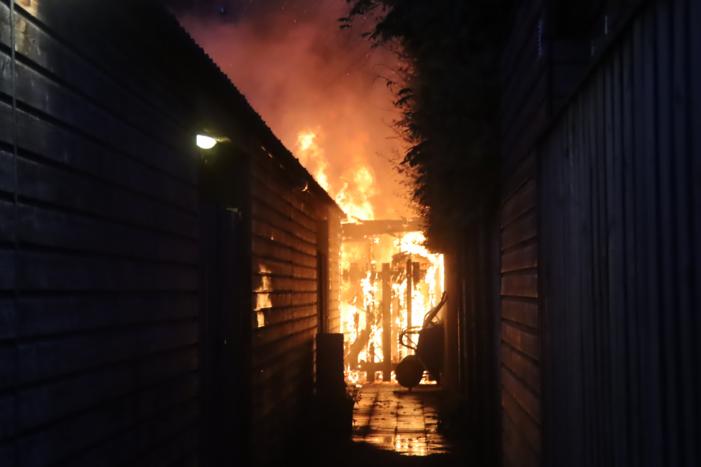 Drie schuren door brand verwoest