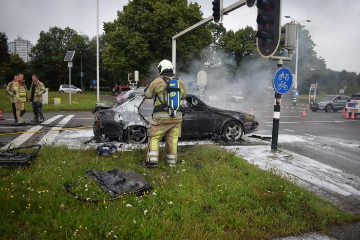 Auto brandt volledig uit bij verkeerslichten