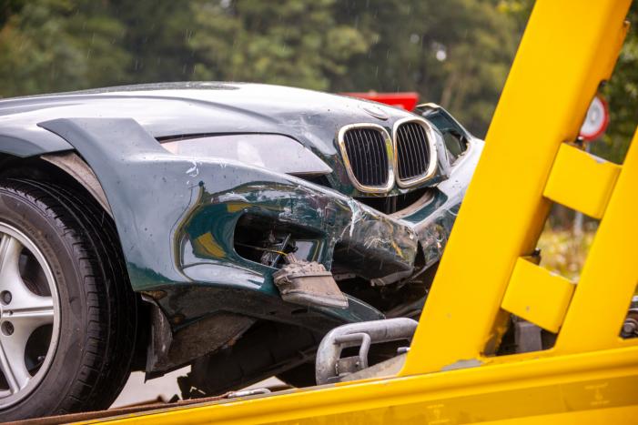 Schade na aanrijding tussen twee auto's