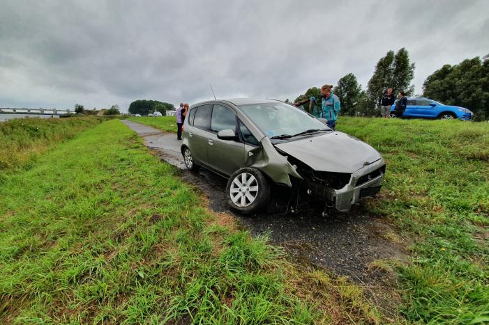 Bestuurster ramt betonnen palen
