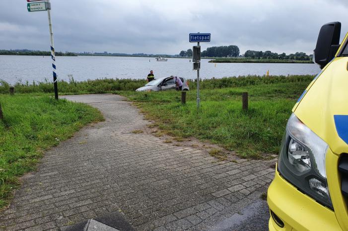 Bestuurster ramt betonnen palen