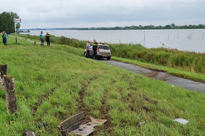 Bestuurster ramt betonnen palen