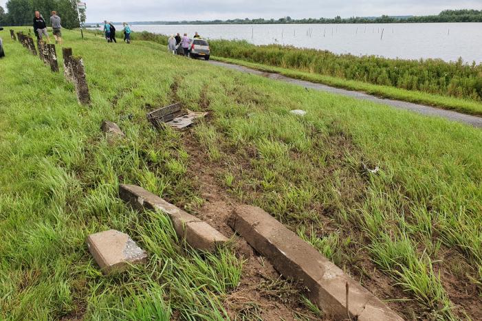 Bestuurster ramt betonnen palen
