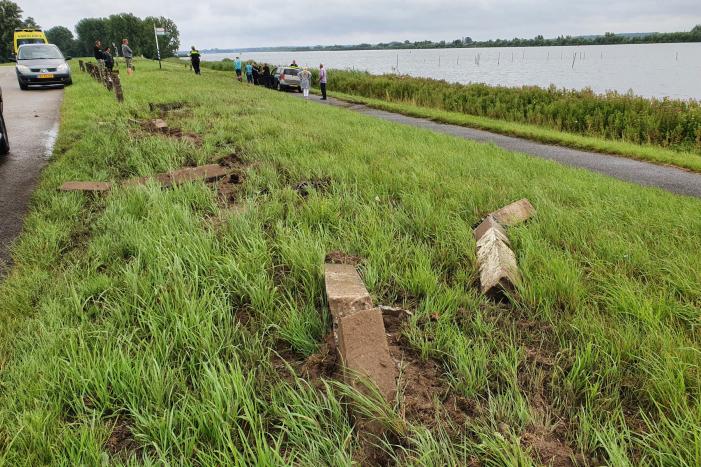 Bestuurster ramt betonnen palen