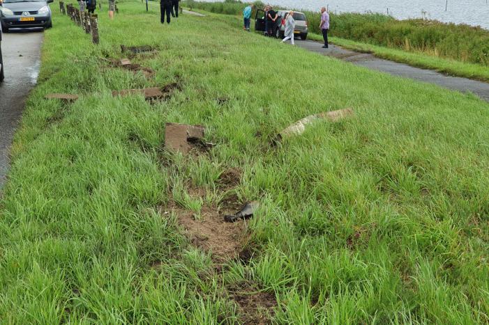 Bestuurster ramt betonnen palen