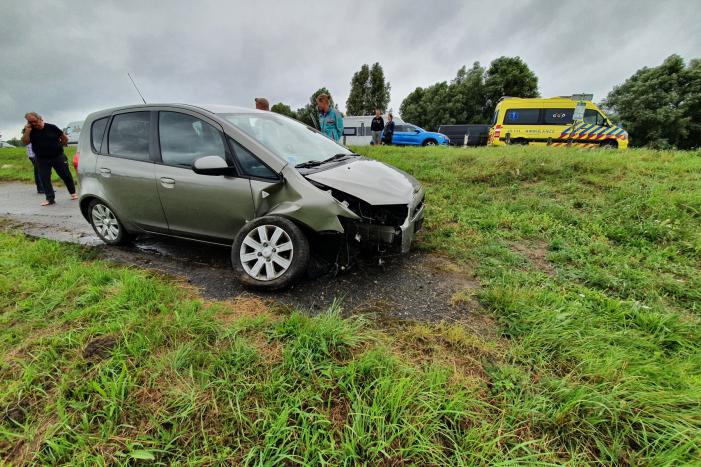 Bestuurster ramt betonnen palen