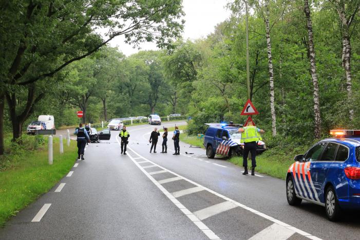 Auto van Koninklijke Marechaussee in botsing met andere auto