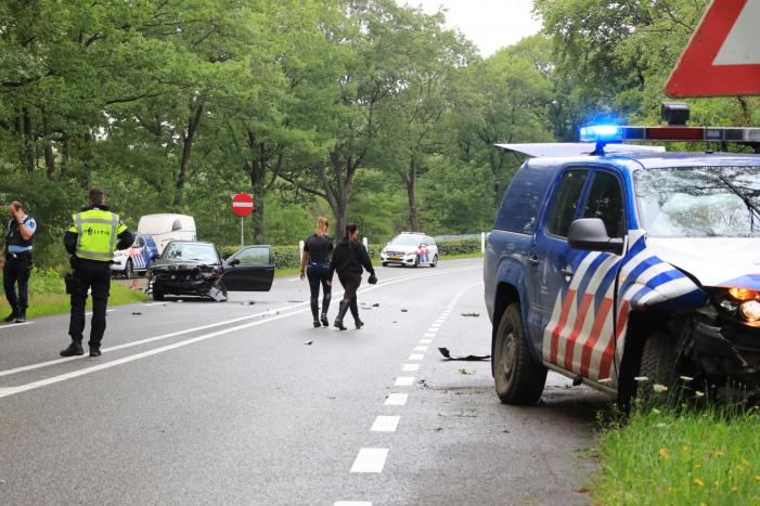 Auto van Koninklijke Marechaussee in botsing met andere auto