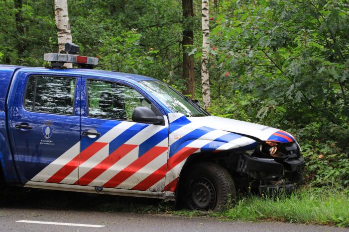 Auto van Koninklijke Marechaussee in botsing met andere auto