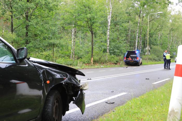 Auto van Koninklijke Marechaussee in botsing met andere auto