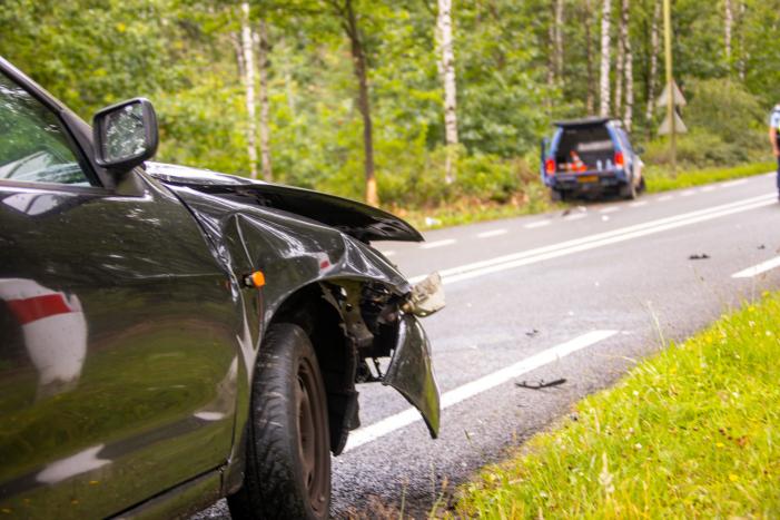 Auto van Koninklijke Marechaussee in botsing met andere auto