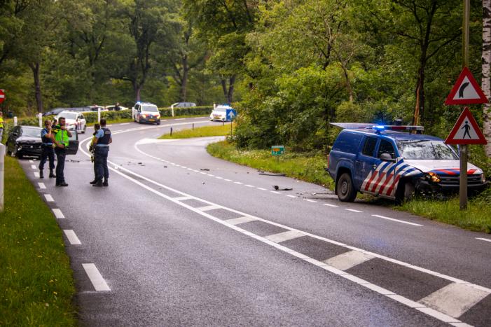 Auto van Koninklijke Marechaussee in botsing met andere auto