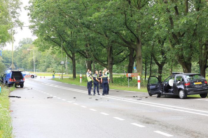 Auto van Koninklijke Marechaussee in botsing met andere auto