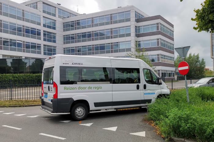 Taxichauffeur laat defecte taxibus achter op gevaarlijk punt