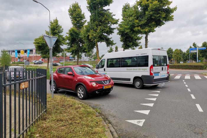 Taxichauffeur laat defecte taxibus achter op gevaarlijk punt