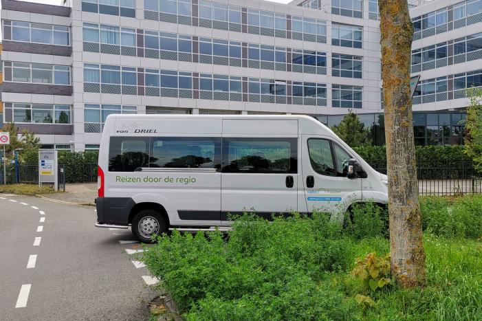 Taxichauffeur laat defecte taxibus achter op gevaarlijk punt