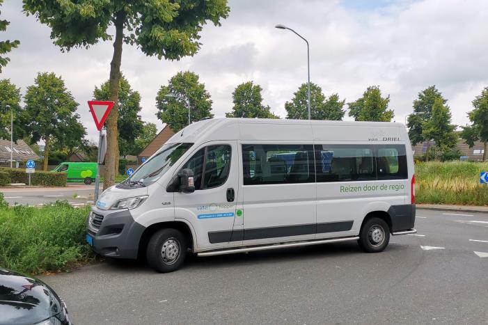 Taxichauffeur laat defecte taxibus achter op gevaarlijk punt