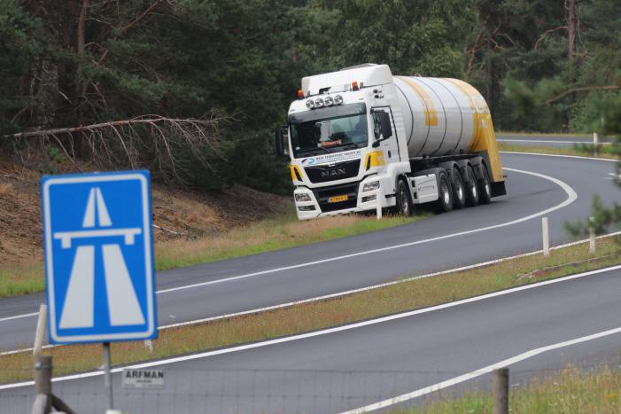 Vrachtwagen vol met melk rijdt zich vast in berm