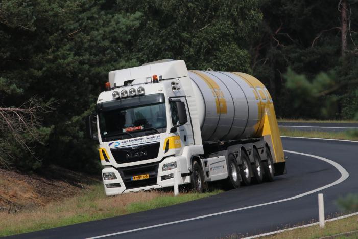 Vrachtwagen vol met melk rijdt zich vast in berm