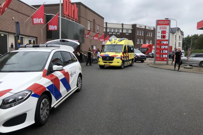 Jongetje aangereden voor supermarkt Dirk