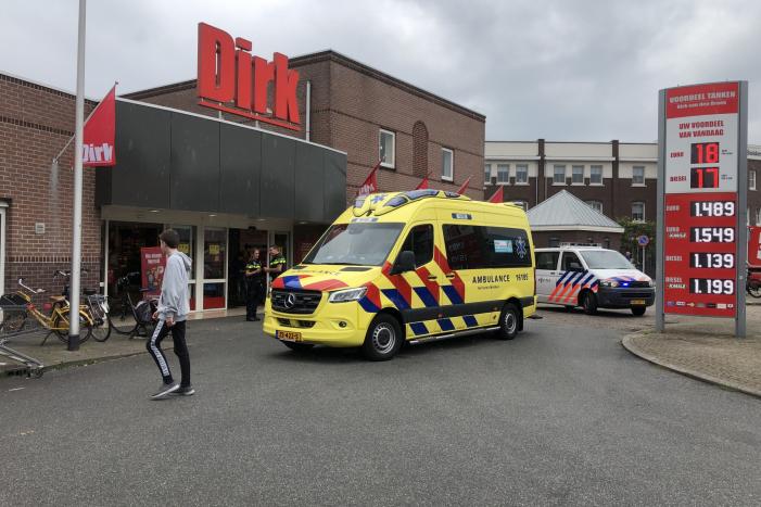 Jongetje aangereden voor supermarkt Dirk