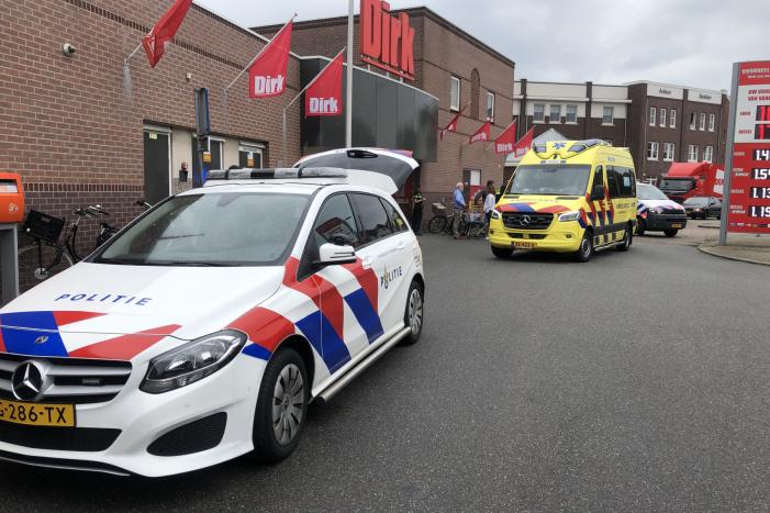 Jongetje aangereden voor supermarkt Dirk