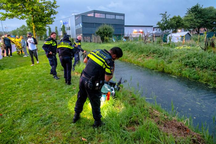 Zoekactie in sloot na aantreffen scooter