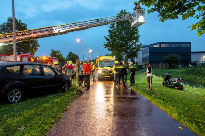 Zoekactie in sloot na aantreffen scooter
