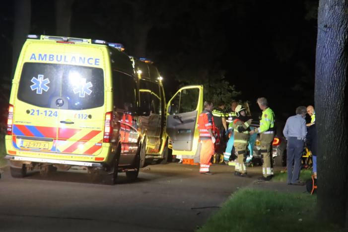 Auto ramt boom en lantaarnpaal in Erp, drie gewonden naar ziekenhuis. #nieuws #erp