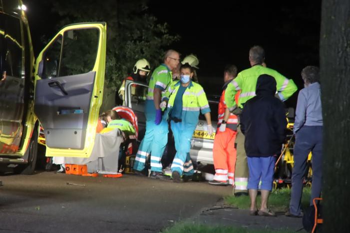 Gewonde bij aanrijding auto met boom