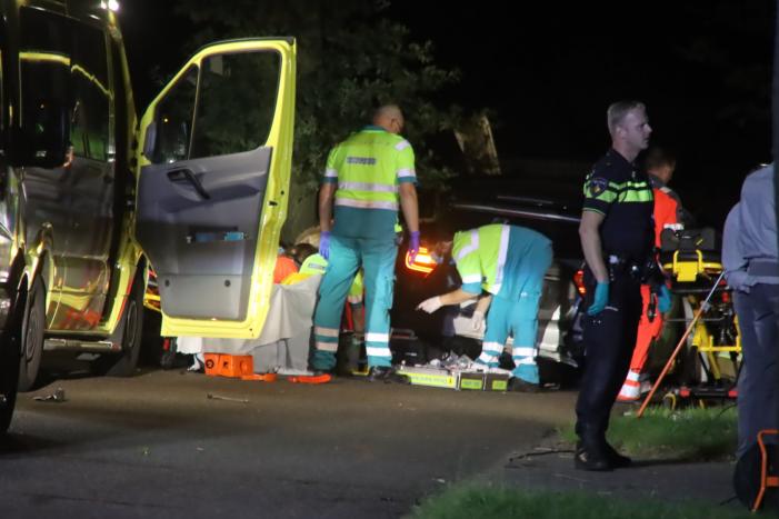 Gewonde bij aanrijding auto met boom