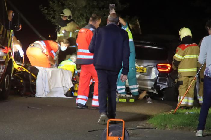 Gewonde bij aanrijding auto met boom
