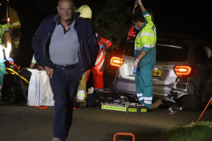 Gewonde bij aanrijding auto met boom