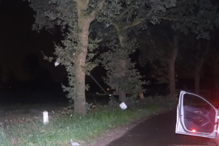Gewonde bij aanrijding auto met boom