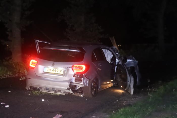 Gewonde bij aanrijding auto met boom