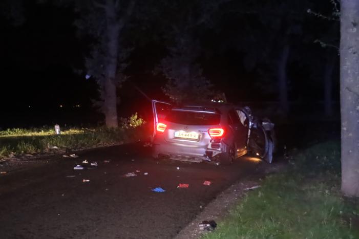 Gewonde bij aanrijding auto met boom