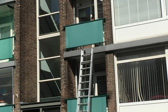Bewoner heeft last van water op balkon