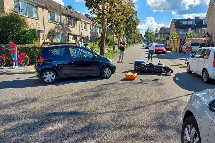 Maaltijdbezorger op brommer aangereden door auto
