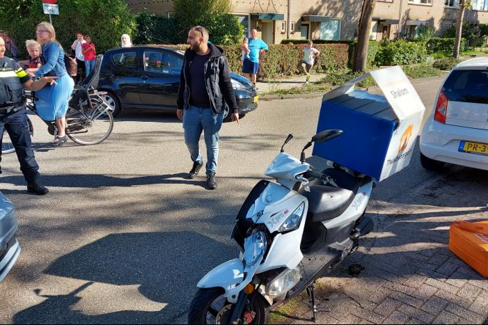 Maaltijdbezorger op brommer aangereden door auto