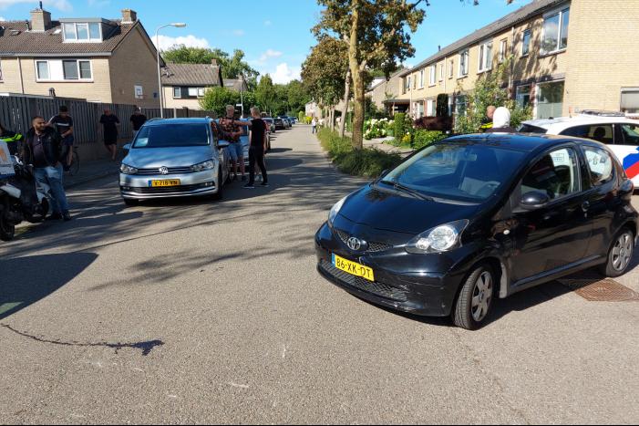 Maaltijdbezorger op brommer aangereden door auto
