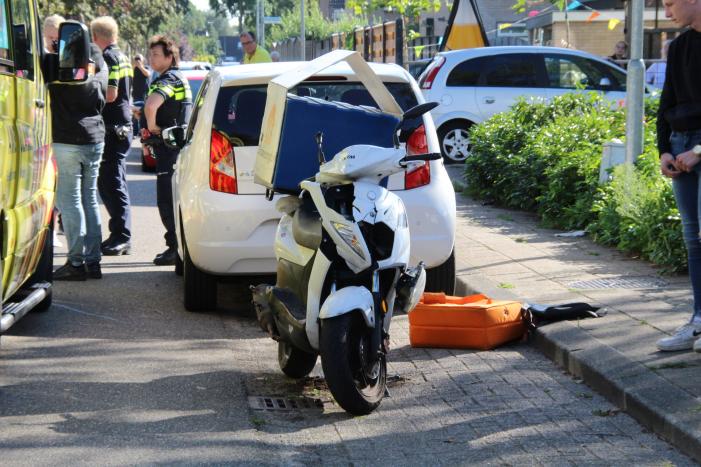 Maaltijdbezorger op brommer aangereden door auto