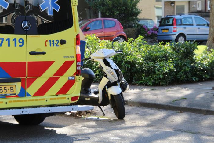Maaltijdbezorger op brommer aangereden door auto