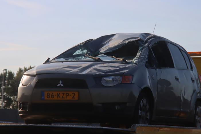 Auto slaat over de kop op snelweg