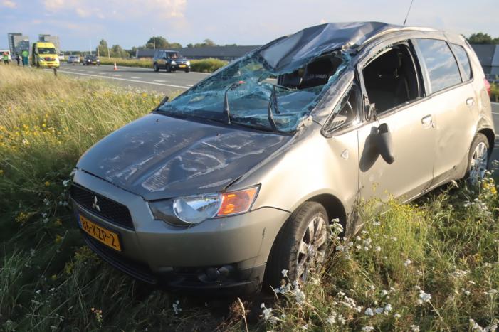 Auto slaat over de kop op snelweg