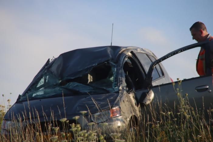 Auto slaat over de kop op snelweg